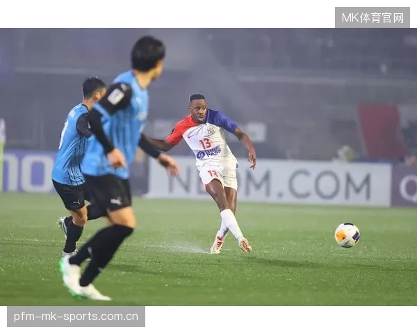 前锋倒钩+回旋球共同铸就绝美进球成球迷心中经典