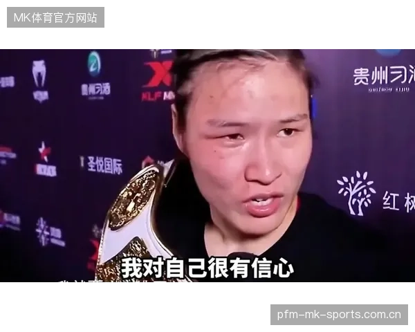 张伟丽贴身腿击险掀对手，裁判紧盯出手